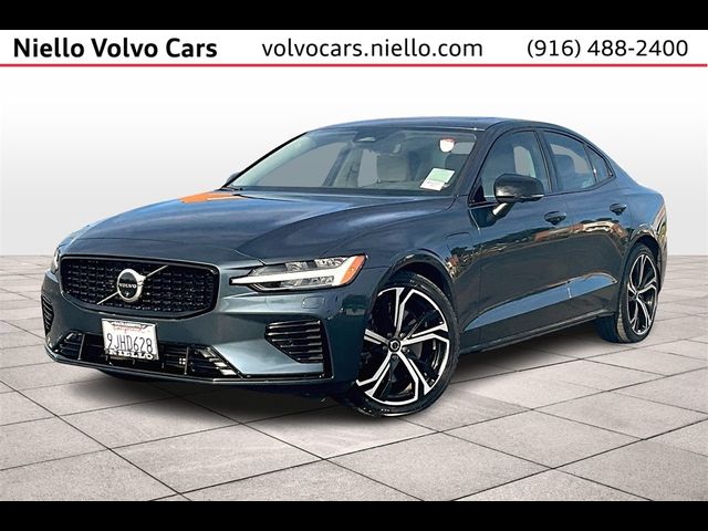 2023 Volvo S60 Recharge Plug-In Hybrid Plus Dark Theme