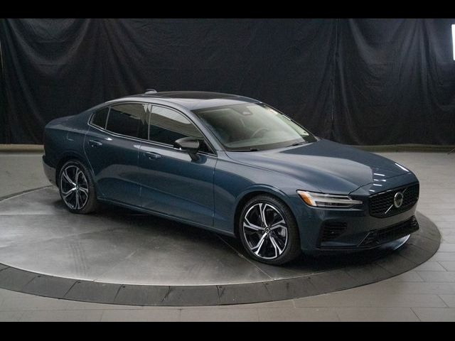 2023 Volvo S60 Recharge Plug-In Hybrid Plus Dark Theme