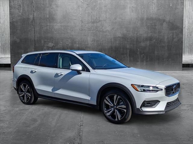 2023 Volvo V60 Cross Country Plus