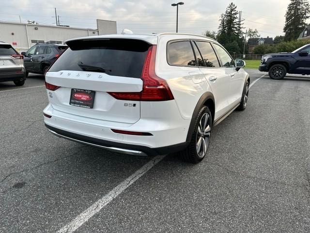 2023 Volvo V60 Cross Country Plus