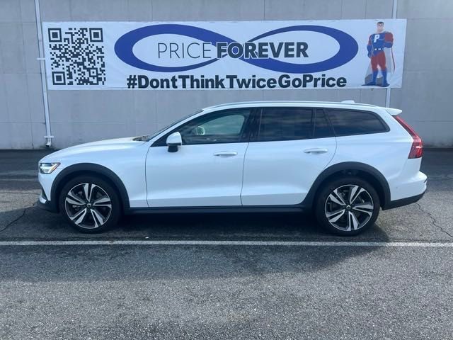 2023 Volvo V60 Cross Country Plus