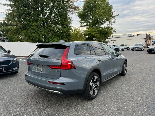 2023 Volvo V60 Cross Country Plus