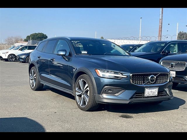 2023 Volvo V60 Cross Country Plus