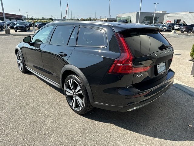 2023 Volvo V60 Cross Country Plus