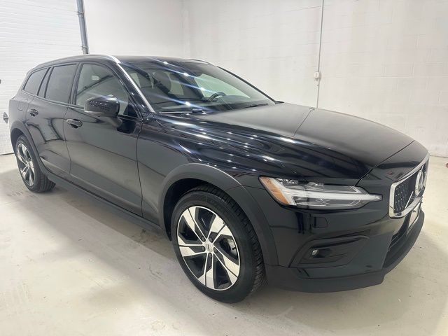2023 Volvo V60 Cross Country Plus