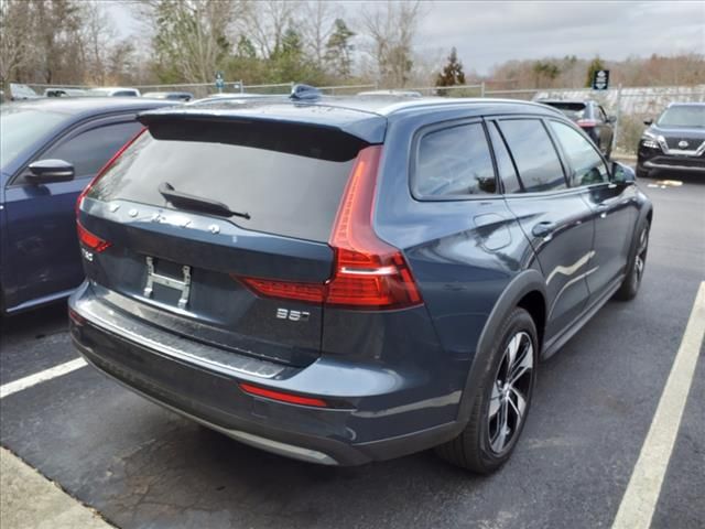2023 Volvo V60 Cross Country Plus