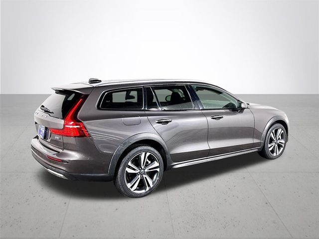 2023 Volvo V60 Cross Country Plus