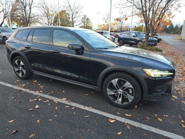 2023 Volvo V60 Cross Country Plus