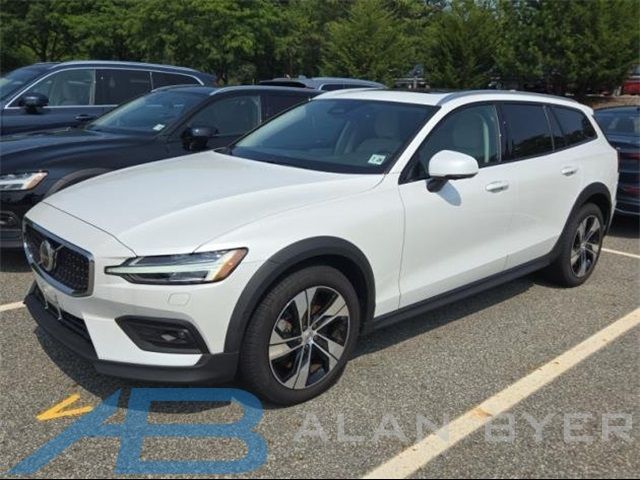 2023 Volvo V60 Cross Country Plus