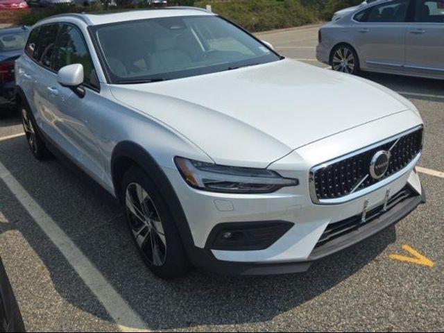 2023 Volvo V60 Cross Country Plus