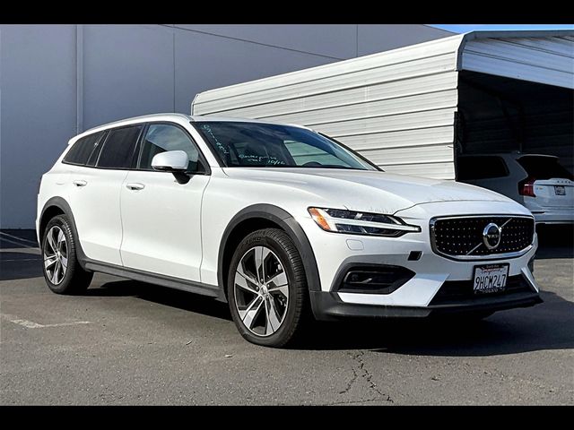 2023 Volvo V60 Cross Country Plus