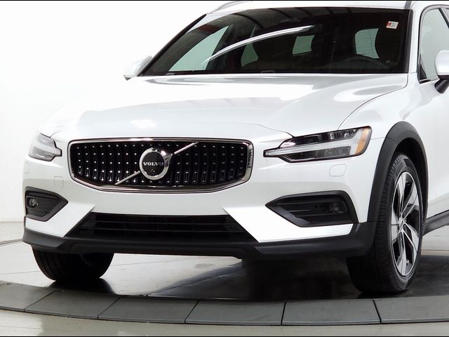 2023 Volvo V60 Cross Country Plus