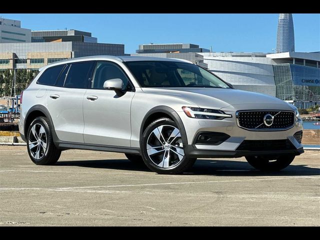 2023 Volvo V60 Cross Country Plus