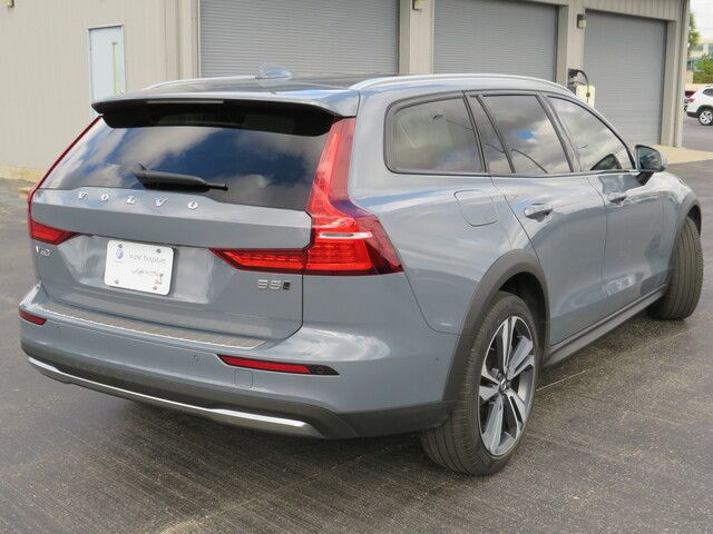 2023 Volvo V60 Cross Country Plus