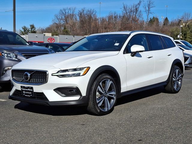 2023 Volvo V60 Cross Country Plus