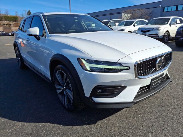 2023 Volvo V60 Cross Country Plus