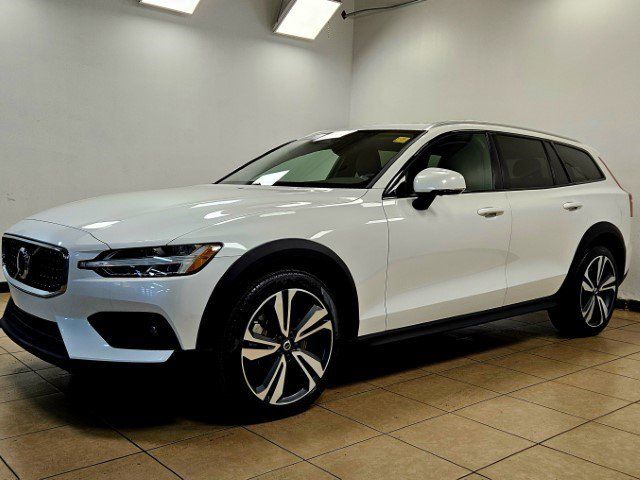 2023 Volvo V60 Cross Country Plus