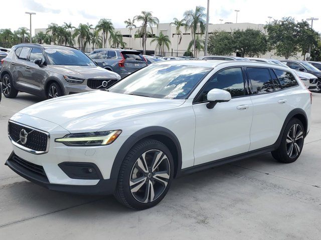 2023 Volvo V60 Cross Country Plus