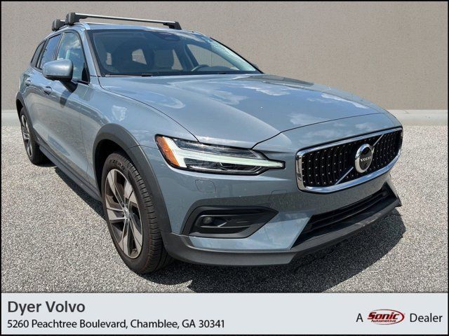 2023 Volvo V60 Cross Country Plus