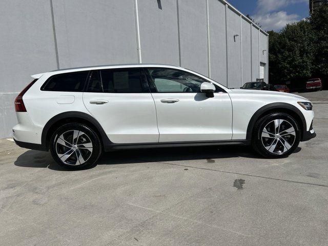 2023 Volvo V60 Cross Country Plus