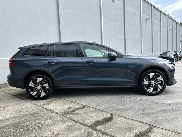 2023 Volvo V60 Cross Country Plus