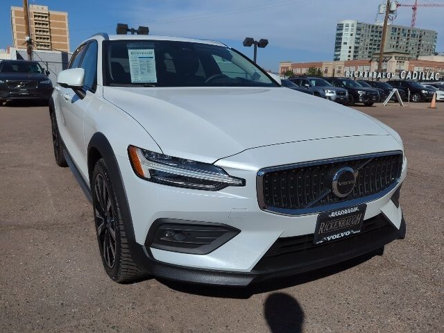 2023 Volvo V60 Cross Country Ultimate