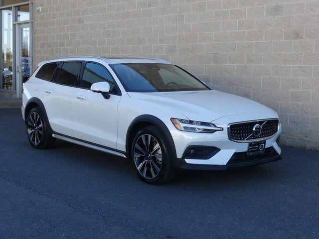 2023 Volvo V60 Cross Country Ultimate