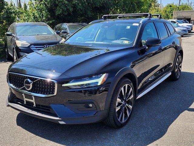 2023 Volvo V60 Cross Country Ultimate