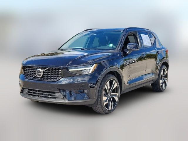 2023 Volvo XC40 Plus Dark Theme