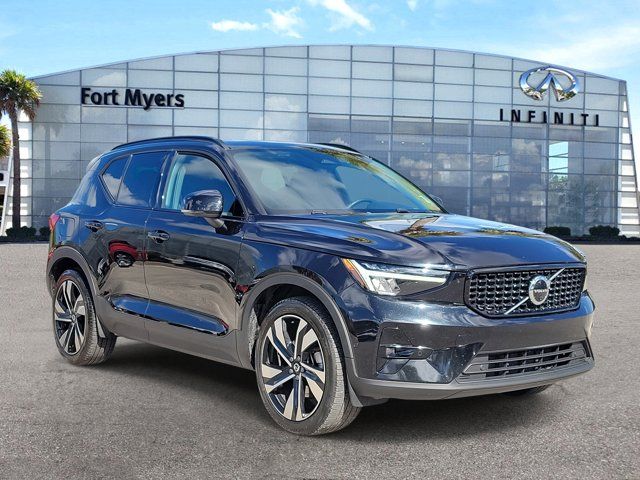 2023 Volvo XC40 Plus Dark Theme