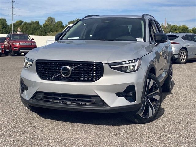 2023 Volvo XC40 Plus Dark Theme