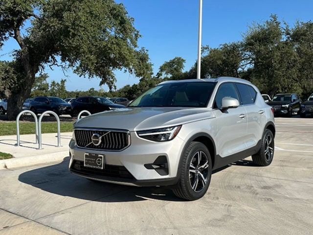 2023 Volvo XC40 Plus Bright Theme