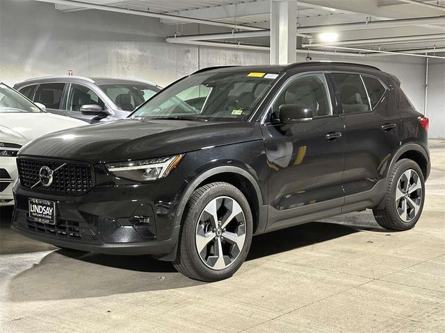 2023 Volvo XC40 Plus Dark Theme