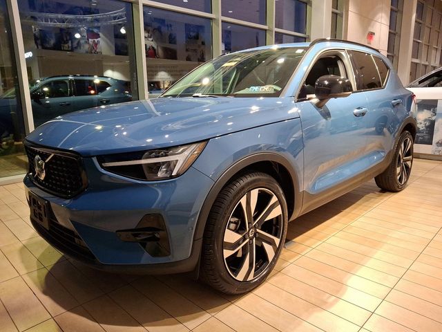 2023 Volvo XC40 Plus Dark Theme