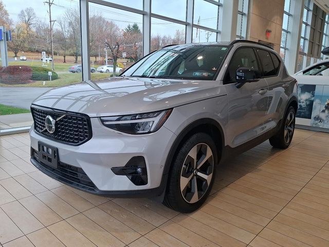 2023 Volvo XC40 Plus Dark Theme