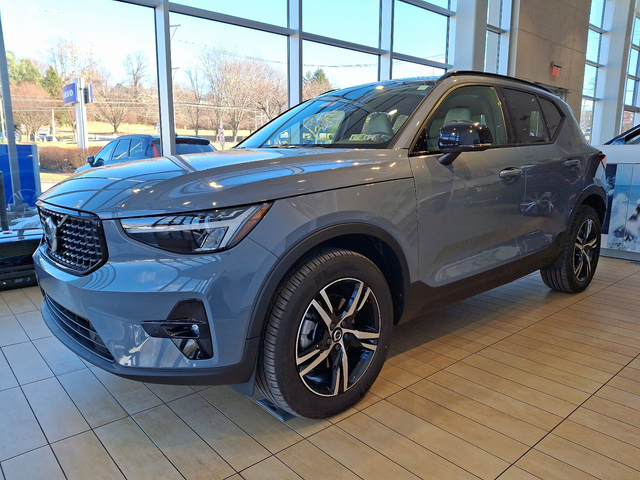 2023 Volvo XC40 Plus Dark Theme