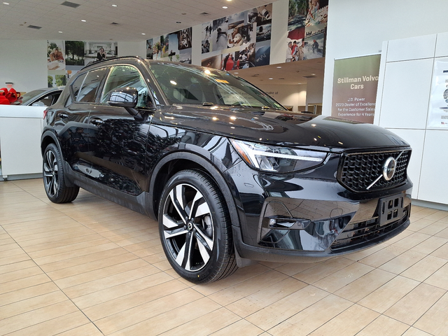 2023 Volvo XC40 Plus Dark Theme