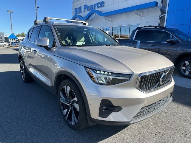 2023 Volvo XC40 Plus Bright Theme