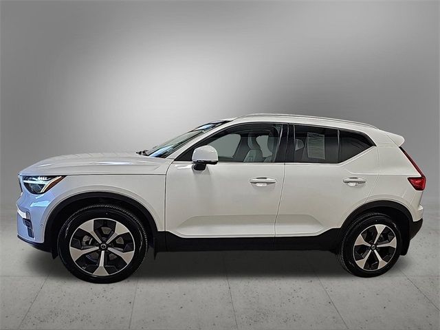 2023 Volvo XC40 Plus Bright Theme