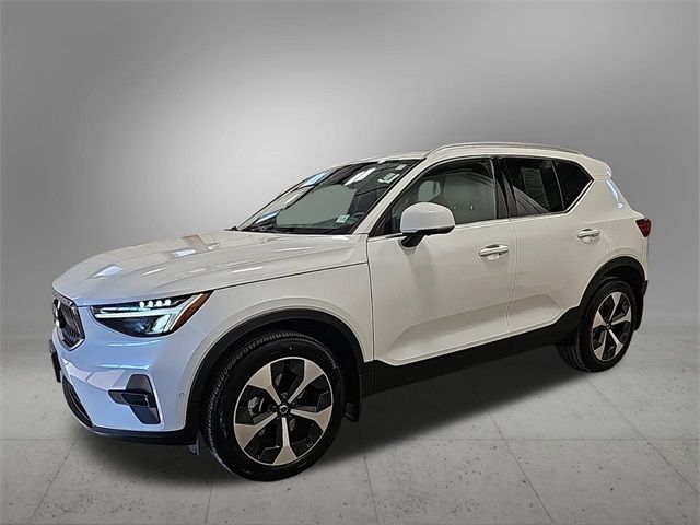 2023 Volvo XC40 Plus Bright Theme