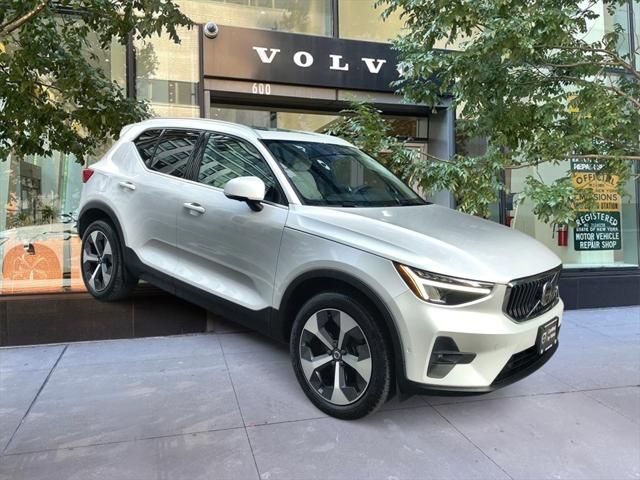 2023 Volvo XC40 Plus Bright Theme