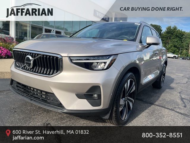 2023 Volvo XC40 Plus Bright Theme