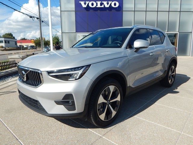 2023 Volvo XC40 Plus Bright Theme