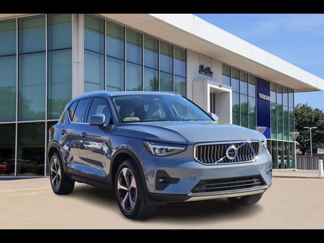 2023 Volvo XC40 Plus Bright Theme