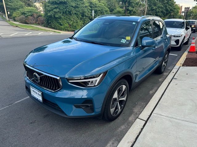 2023 Volvo XC40 Plus Bright Theme