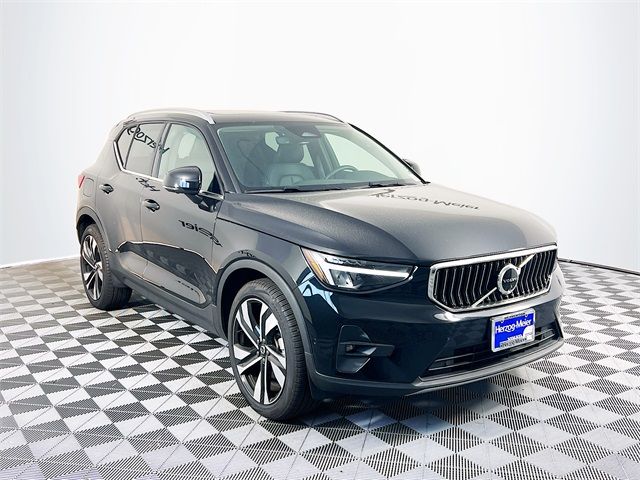 2023 Volvo XC40 Plus Bright Theme