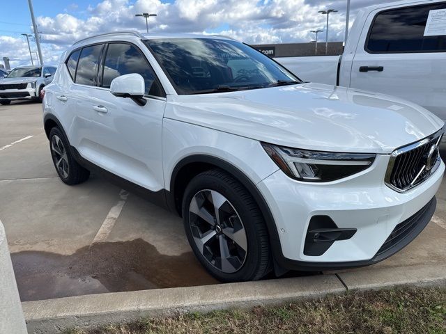2023 Volvo XC40 Plus Bright Theme