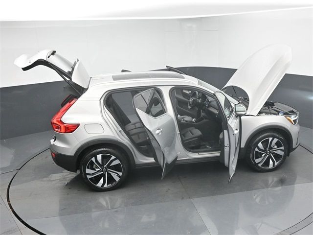 2023 Volvo XC40 Plus Bright Theme