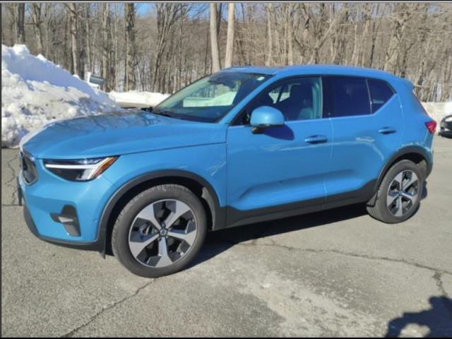 2023 Volvo XC40 Plus Bright Theme