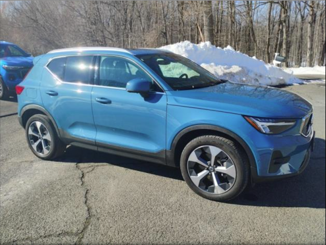 2023 Volvo XC40 Plus Bright Theme